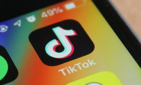 La police arrête la personne qui a posté une vidéo sur Tik Tok tirant sur une arme.