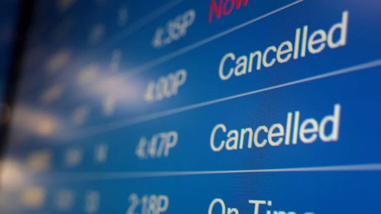 Great snow and winds approaching hurricane intensity are canceled by 2,000 and 800 U.S. flights