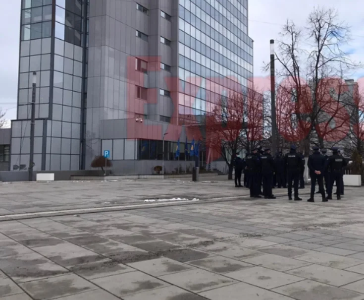 Polizei stellt sich vor Regierungsobjekt, kurz vor dem PSD- Protest