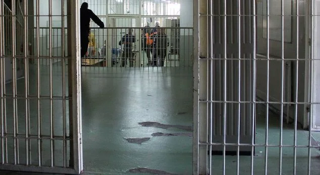 Djali i Rifat Jasharit dërgohet në mbajtje pas arrestimit, dyshohet se rrahu ish-të dashurën