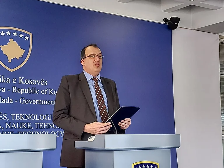 Pupovci: Forse circa 1.000 insegnanti sono eccessivi nel Kosovo