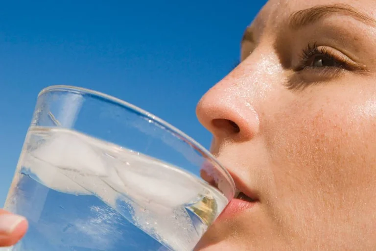 Perché non dovremmo bere acqua fredda