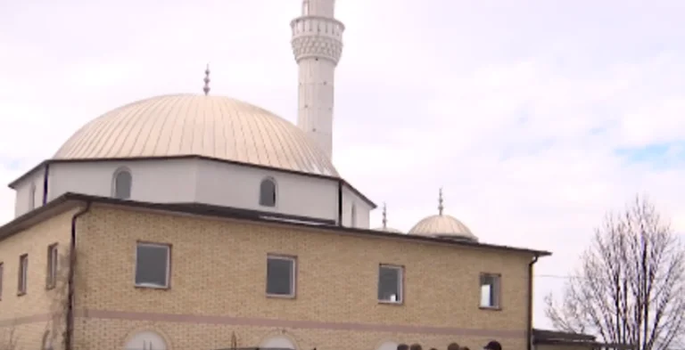 Halabak Bewohner von Podujevo erlauben dem neuen Imam, die Moschee zu betreten