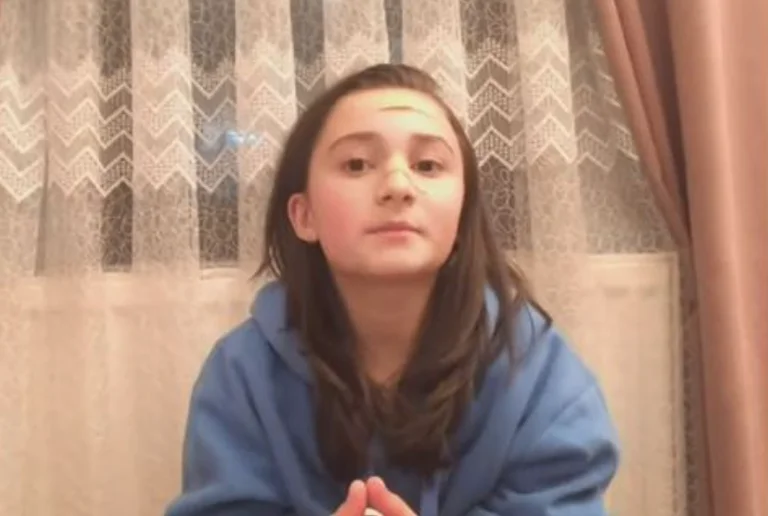 La fillette de 12 ans qui a été attaquée par des chiens errants : Quand je vais à l'école, je crains encore