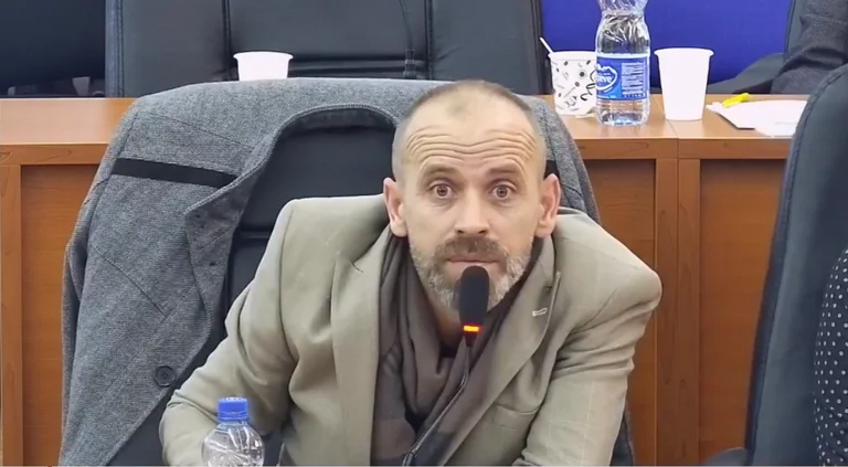 parle de la démission de VVA Asamist à Shpee, cite Kurt comme fortement critique de Kemal Ali