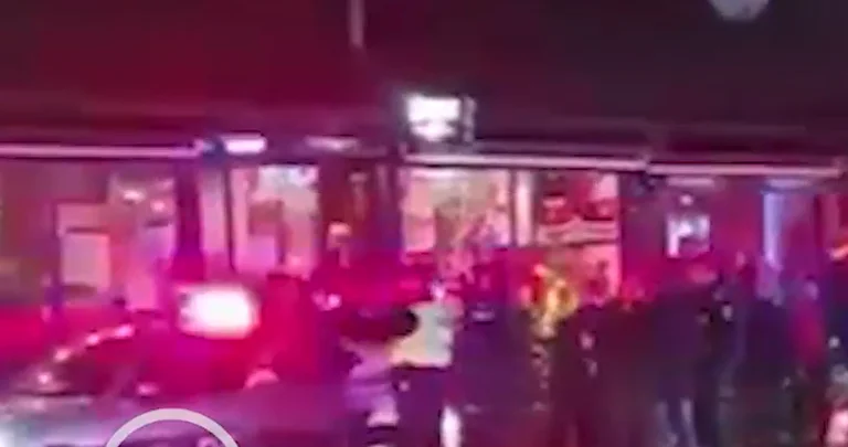 Page: Age et neveu auraient attaqué la police, au moment où ils ont été arrêtés.