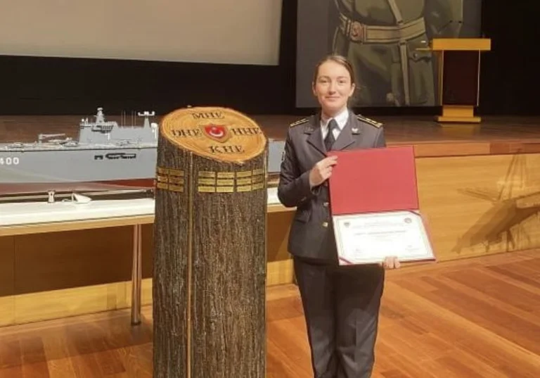 CRENARI: Teniente Liridona Battari Se declara el mejor estudiante internacional en Estambul.