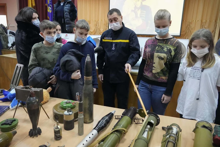 invasión rusa: Ucrania también está enseñando a jóvenes estudiantes sobre armas