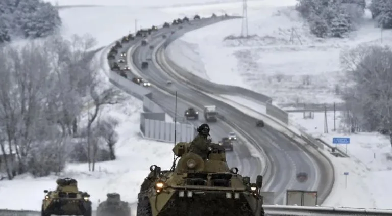 Les tensions augmentent : la Russie augmente ses forces près de la frontière avec l'Ukraine