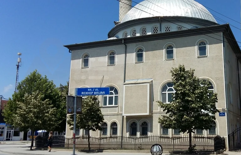 Choc des Hoxhars à la mosquée de l'année