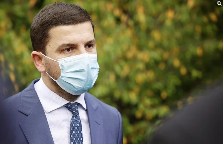 Krasniqi: In questo giorno pesante, le nostre menti e i nostri cuori sono con il tocco di tragedia