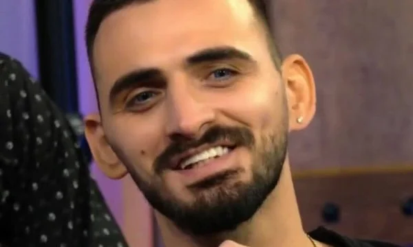 Der verhaftete Berat meiner Liebe hatte eine Eisenbox mit ihm und ein Messer
