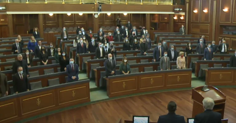 MPs erinnern sich an Holocaust Opfer mit einer Minute Stille