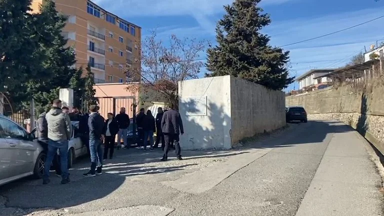 Gefängnis für das 17-jährige Albanien, um den Bruder des Vaters zu töten