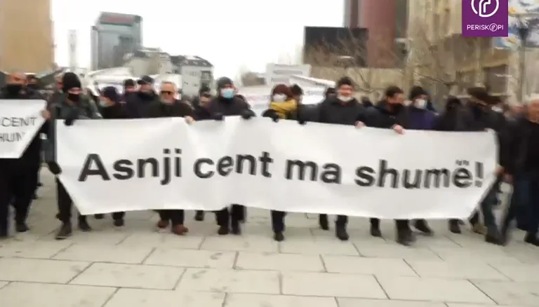 Albin e' falso. Protesters cheer in centro Pristina contro corrente costosa