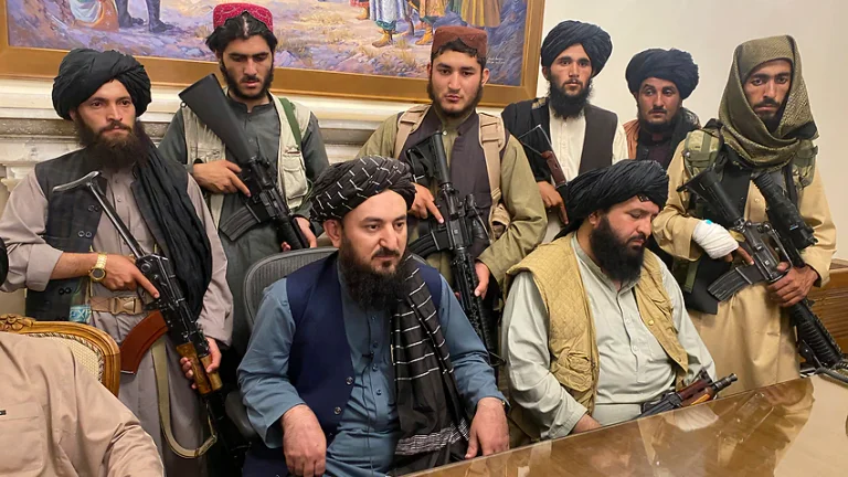 I talebani hanno distrutto lo stato, la confessione del medico afghano: i membri della famiglia vendono reni per il cibo per bambini