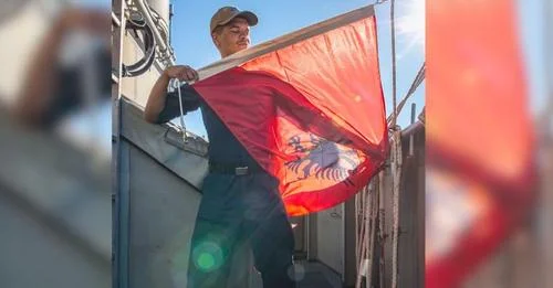 Options du film: ondes du drapeau albanais sur le porte-avions américain (VIDEO)