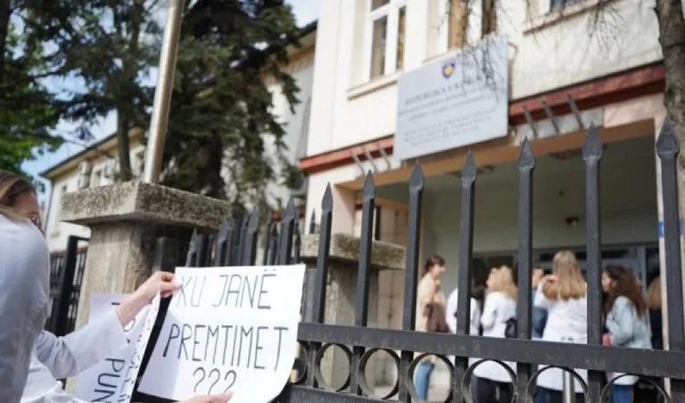 Non soddisfatto delle richieste, gli specialisti afferrano la porta domani in protesta