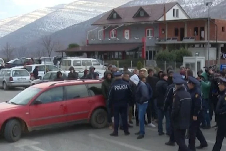 Das ist wirklich ein mess. Leute, die an der Grenze aufgehört haben, sagt der Minister, sie haben nicht nach drei Dosen gestellt.