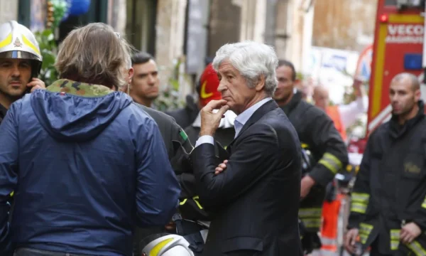 Les deux Albanais ont été pris la grippe en braquant la maison de la légende de Milan, le rôle de la fille mystère