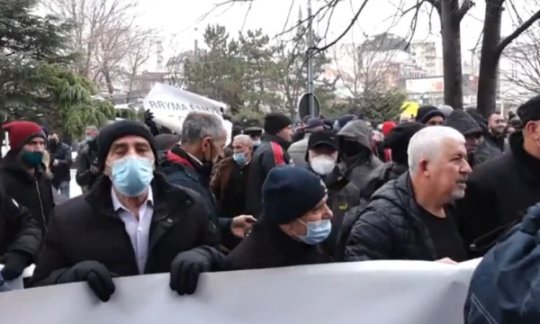 Der alte Mann in Protest geht nach Kurt: Albin Hanım, lass uns über deinen 29. reden.