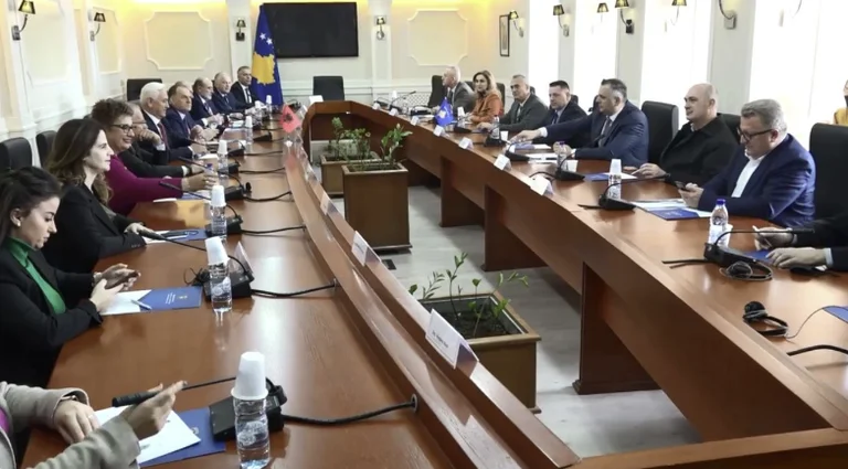 La Comisión de Seguridad de Kosovo se reúne con albanés: Somos hermanos, no tenemos que hacer nada.
