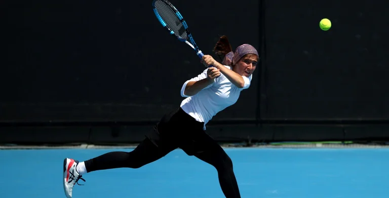 Mit Abdeckungen auf Kopf und lange Ärmeln: 17-jähriges Iraner macht Australian Open History