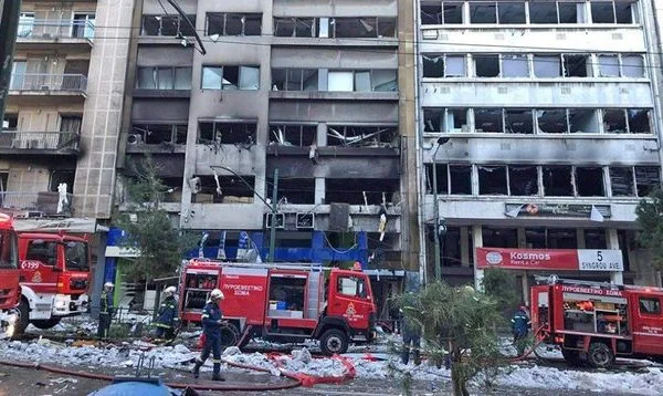 Une explosion puissante à Athènes, un bloc de logement détruit