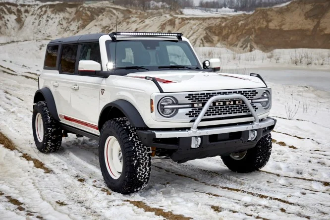 Ford produit le modèle Bronco Papa Edition, que je vendrai aux enchères pour la charité.
