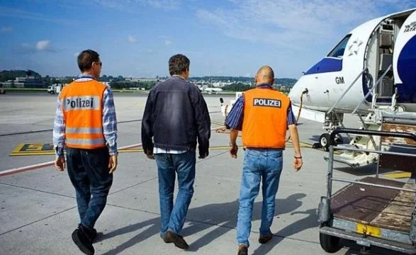 N'a pas remboursé la dette, 52 ans revient au Kosovo, après 30 ans de séjour en Suisse