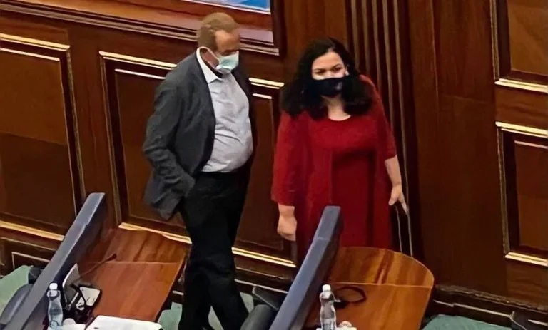 Ich habe für Präsident Pacolli gestimmt: Sʹmi kehrte die SMS zurück, Menschen über den Fluss sehen das Pferd nicht
