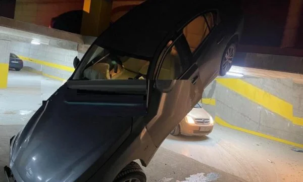 (VIDEO) Auto fällt vom Keller Parkplatz Boden in Lakrish
