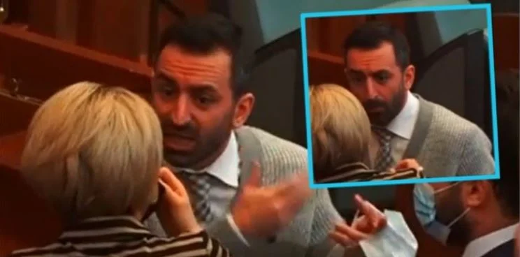 Come avete bisogno di un occhio cieco, una donna del male perché i rappresentanti della gente stanno insultando la gente nel paese?
