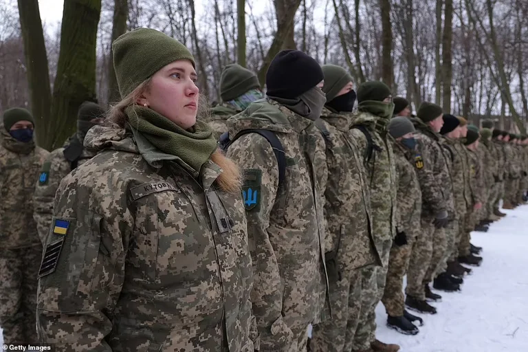 Ucraina prepara le persone: Recluti giornalisti, veterinari, militari di riserva architetti