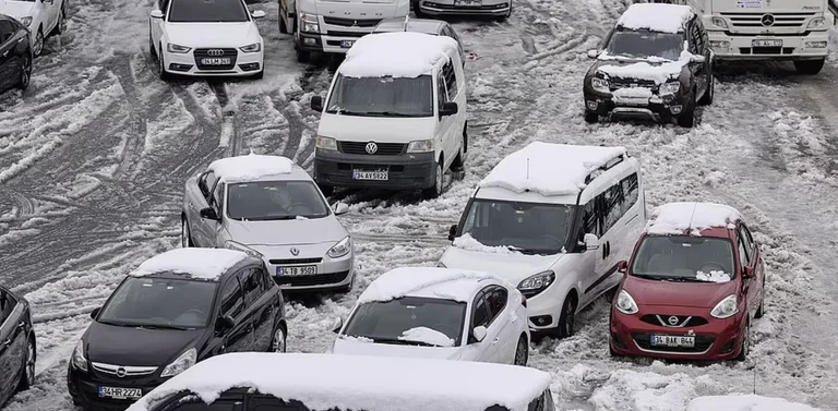 Grèce gele, Turquie gele: La tempête de neige prend deux états en vacances