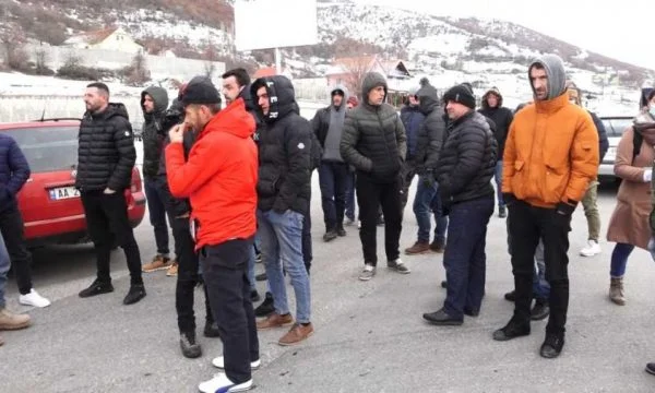 Protesters in Morina try to cross the border, crash with police