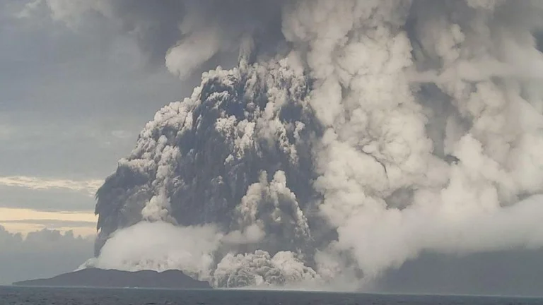 La erupción volcánica en Tonga destruyó una isla y creó muchos misterios