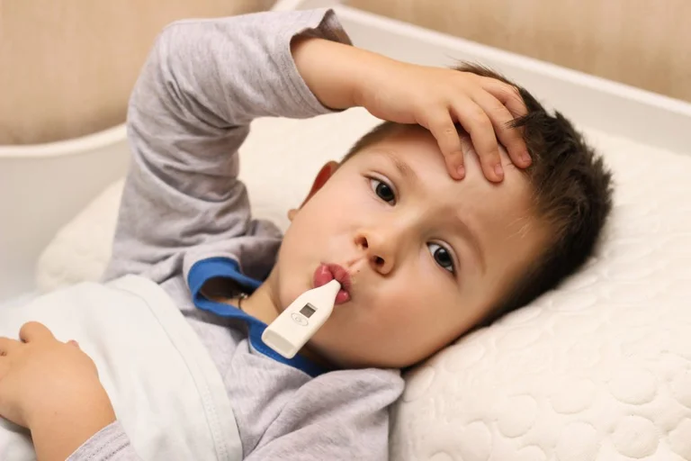 Medico albanese: Non caricare la febbre - bambini correlati con Omitron