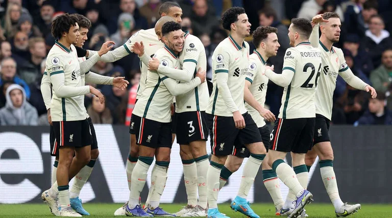 Liverpool triumphiert gegen Crystal Palace, Arsenal gleich Burnley