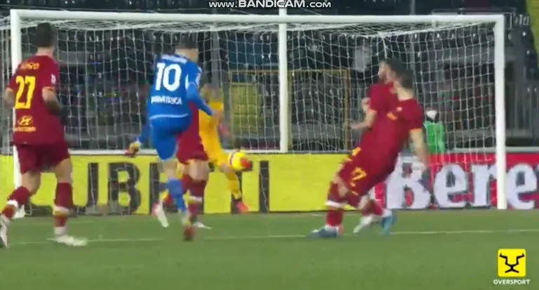 Nedim Bajrami wird nur durch das Superglog, das markiert: Rom besiegt Empoline