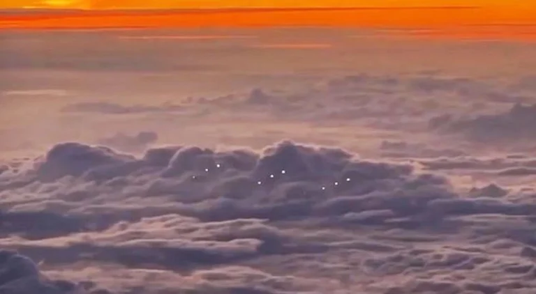 Pilots capture images of the alleged UFO fleet flying into formation over the Pacific (VIDEO)