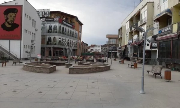 Los ciudadanos de Gjilan estaban en <x0hal ~x1 título de ellos, arrestaron a tres sospechosos en el robo de otra mujer.