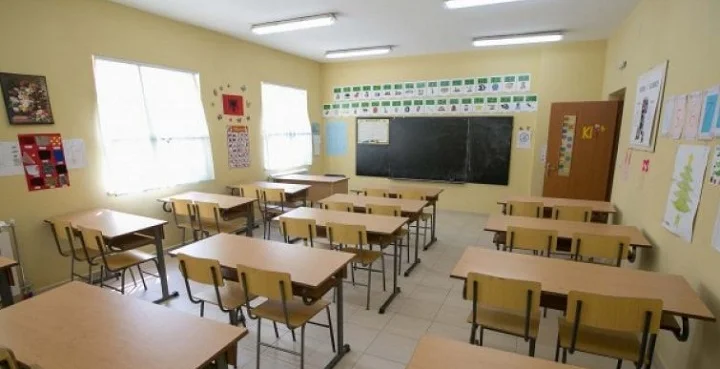 Les écoles une fois ouvertes, mais août raconte les occasions où il peut être transmis en ligne