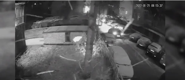 Die maskierte hyni stehlen das Auto vom Crasher vor der Wohnung.