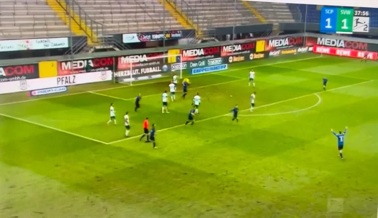 Florent Muslija markiert zwei Ziele gegen Werder im ersten Teil: Man ist schön in sich selbst.