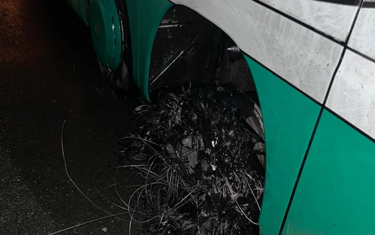 Kosovo bus busts tires, exiles stay on the road (Photo)