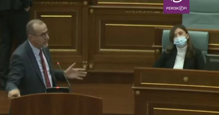 Haxhiu intercede con Hadzi da naughterner, reagisce a Konjufca: Lascia il deputato da solo, per favore.