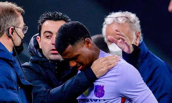 Qu'est-ce qui blesse encore et éclate en larmes quand il quitte le champ