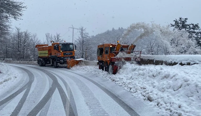 Wenn Sie keine Winterausrüstung sehen, können Sie das Kosovo auf diesen Straßen überqueren.