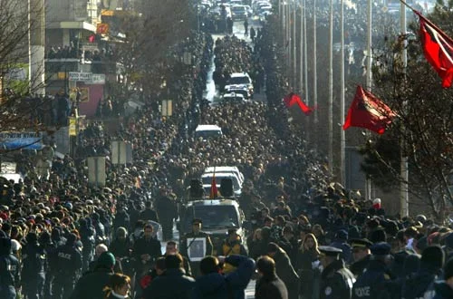 See the people's honours for Rugova: The temperatures that day were -15 degrees C